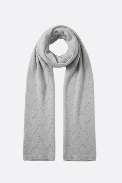 
Écharpe en cachemire gris clair à maille ajourée, parfaite pour agrémenter un style chic au quotidien ou lors...



