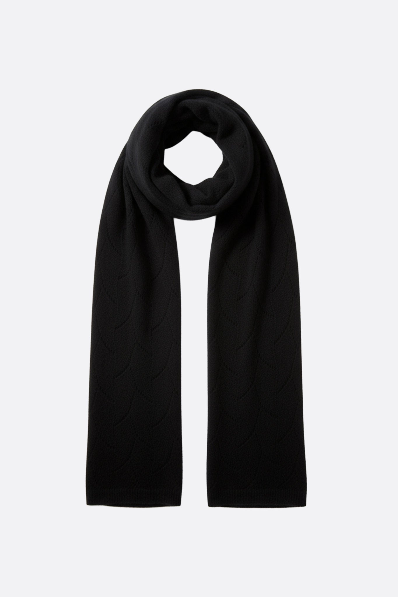 
Écharpe en cachemire noir à maille ajourée, pièce élégante pour compléter une tenue raffinée lors de soirées ou en milieu...



