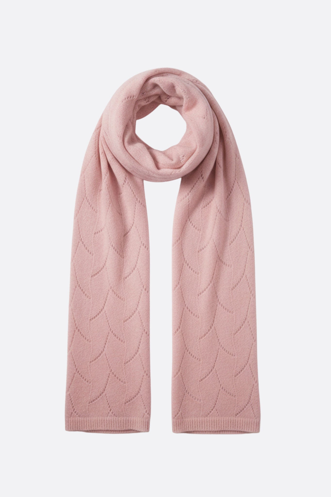 
Écharpe en cachemire rose délicat à maille ajourée, offrant une touche raffinée pour un look chic au quotidien.



