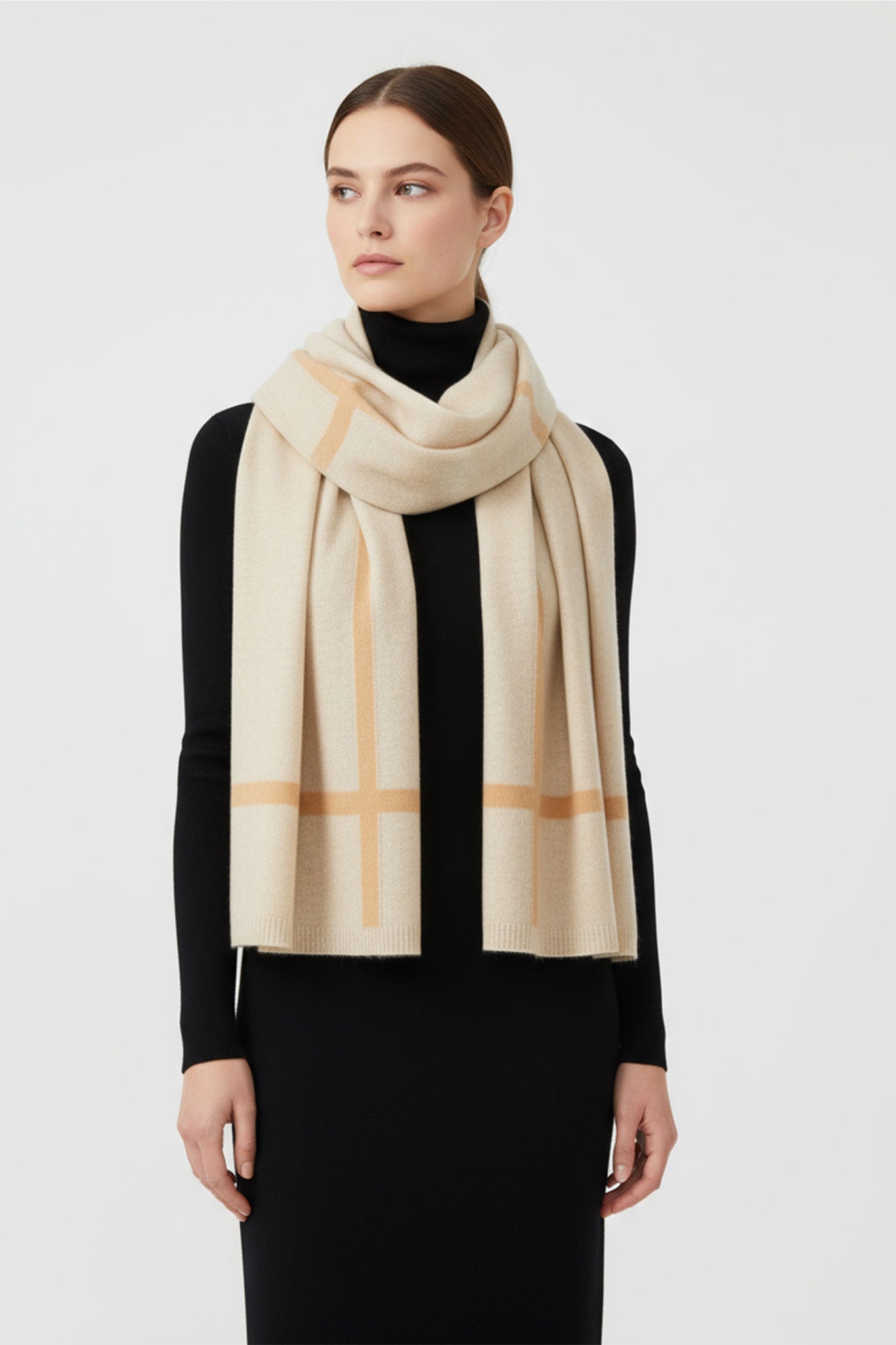 Echarpe de cachemire beige con detalles en marrón, ideal para añadir un toque elegante a tus outfits de temporada.