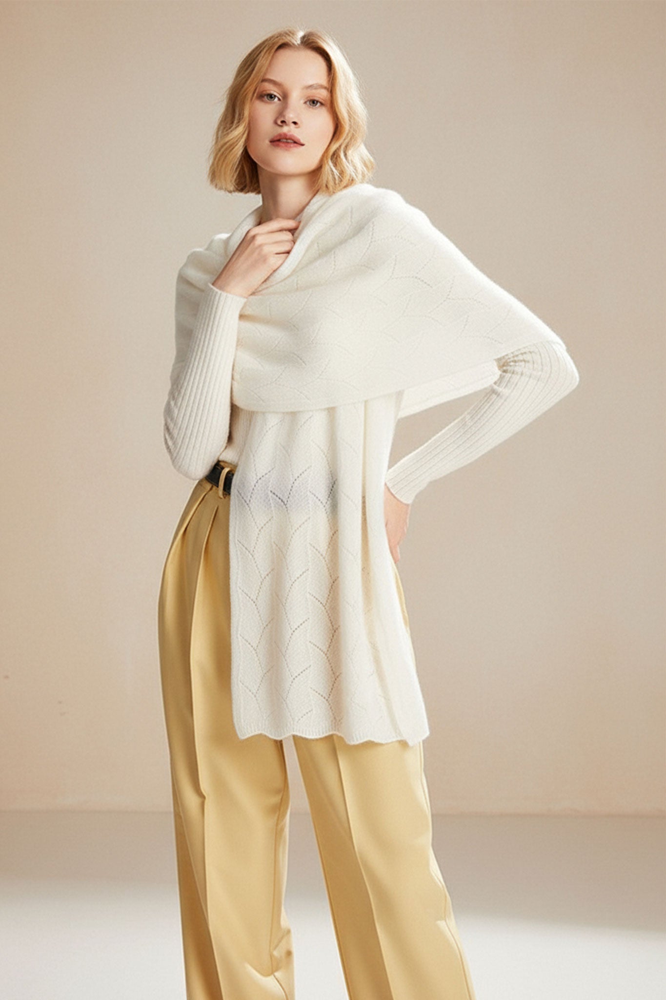 
Perspective 3/4 de l'élégante écharpe en cachemire blanc, mettant en valeur sa maille ajourée raffinée et aérienne,...



