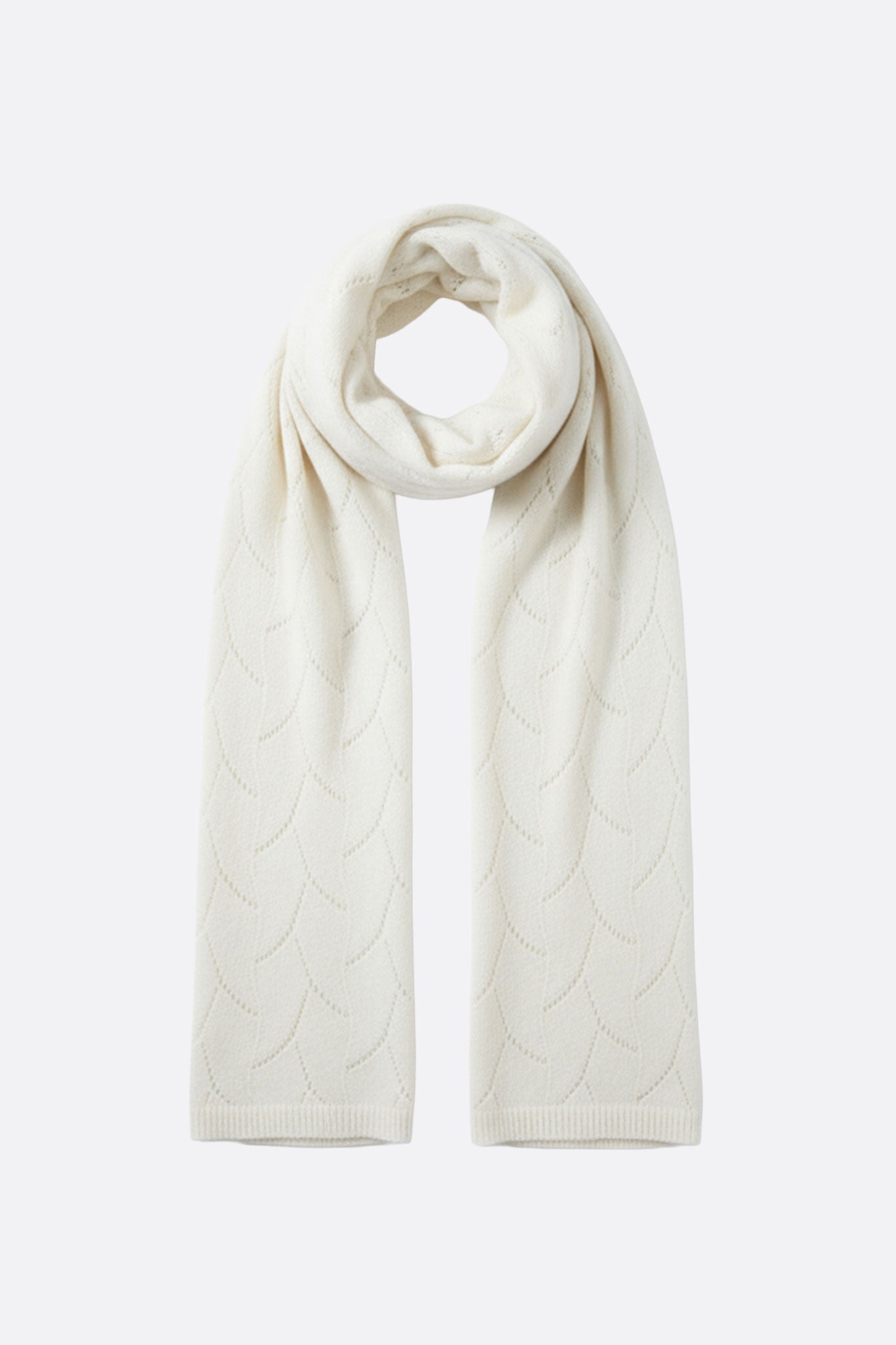 Echarpe blanca de cachemira con diseño calado, ideal para un look elegante y sofisticado en eventos nocturnos o especiales.