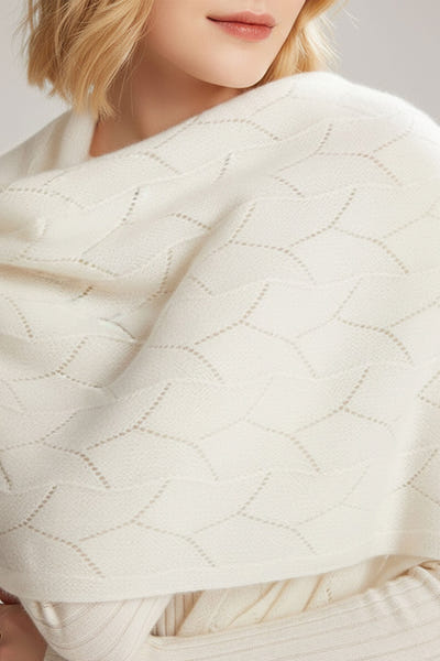
Zoom sur la texture délicate à maille ajourée de l'écharpe en cachemire blanc, accessoire chic pour complémenter vos tenues.



