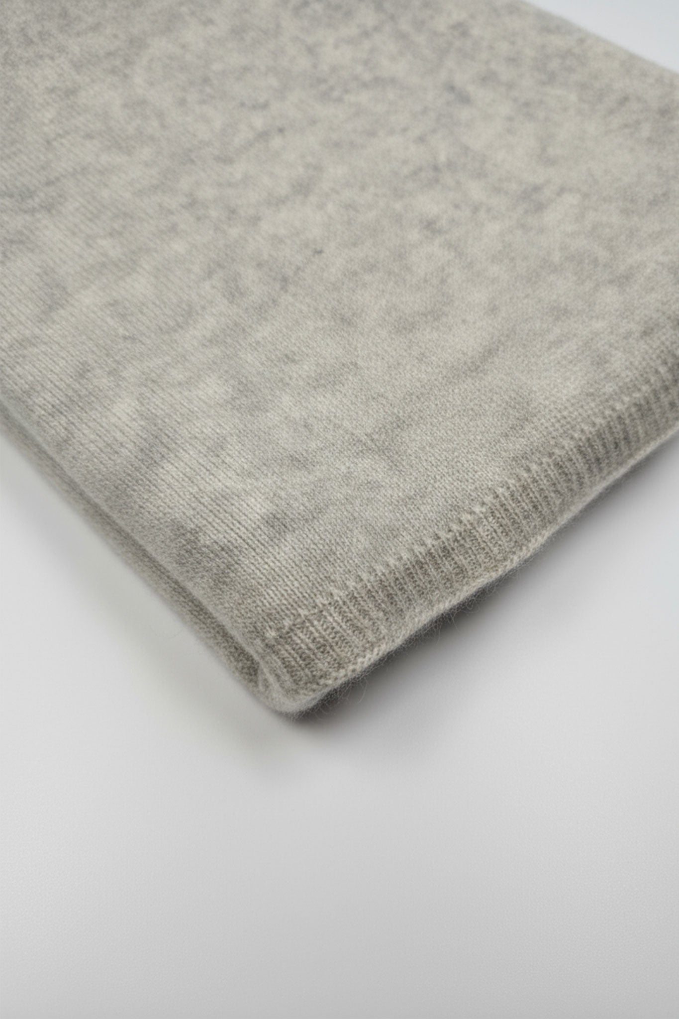 Echarpe de cachemira gris perla, detalle que destaca su textura suave y lujosa, ideal para ocasiones elegantes y...