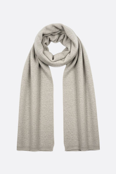 
Écharpe en cachemire gris perle, dévoilant sa douceur exquise et son élégance intemporelle pour un style raffiné au...



