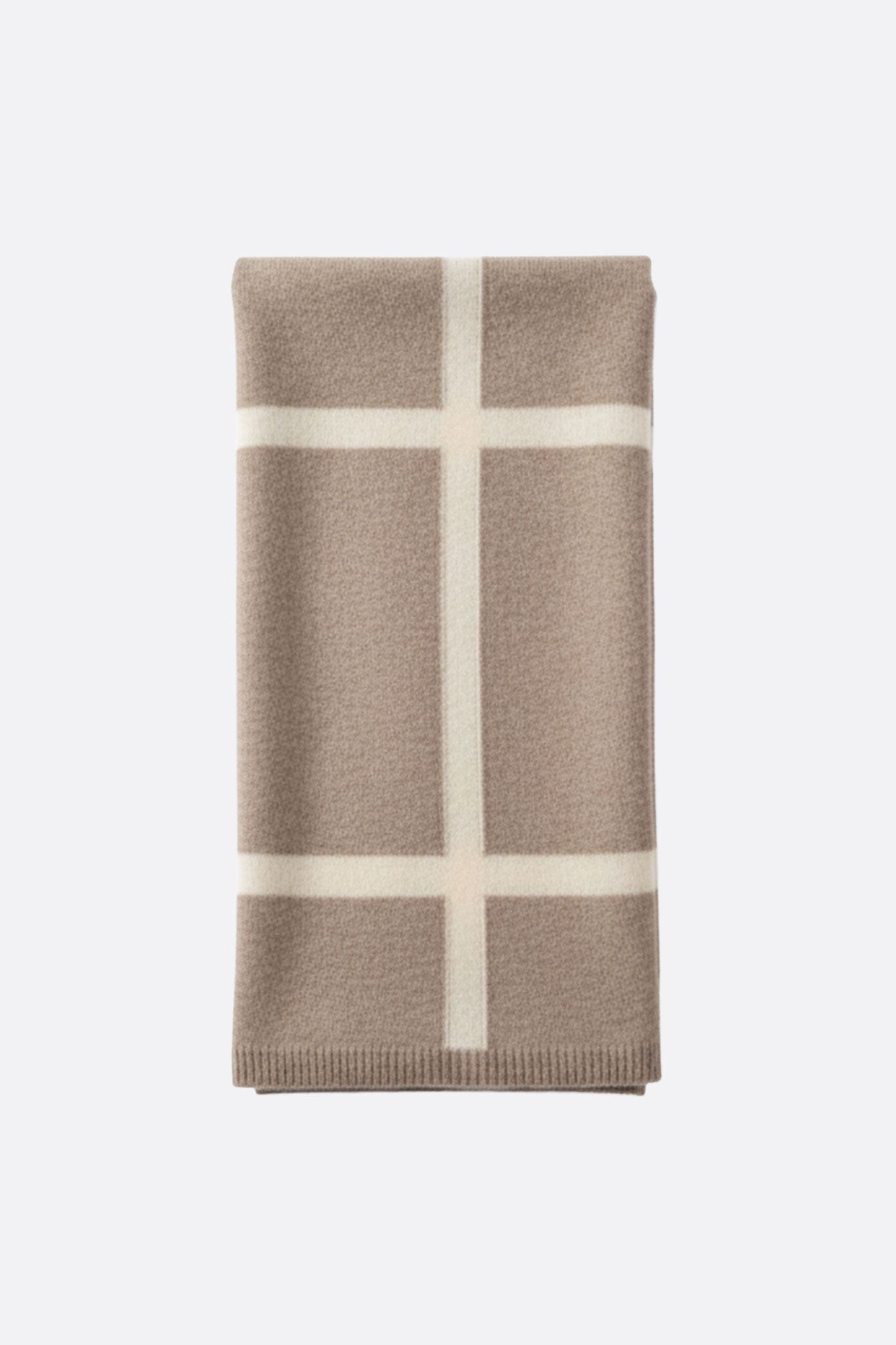 Détail d'une écharpe en cachemire marron, avec des bandes beige, idéal pour une allure chic et chaleureuse lors des...