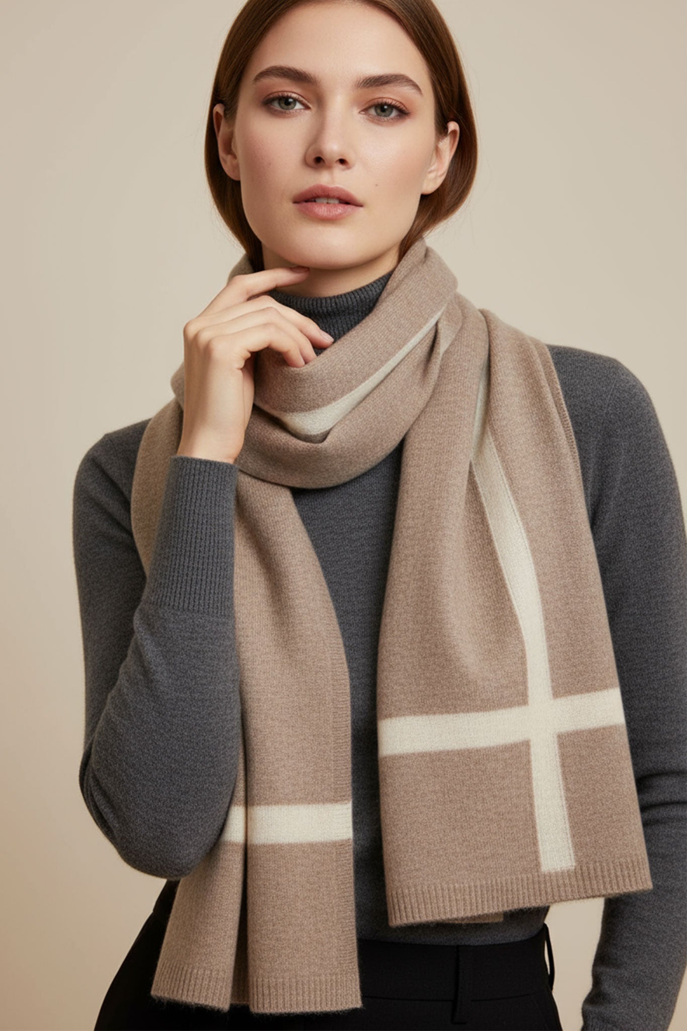 
Écharpe en cachemire marron à rayures beige, un accessoire raffiné pour compléter une tenue d’hiver élégante et chaleureuse.




