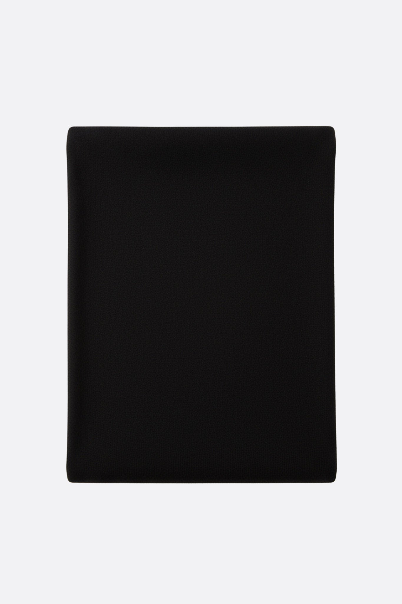 Detalle de la bufanda de cachemira negra Millenero, mostrando su textura suave y elegante, ideal para ocasiones especiales.