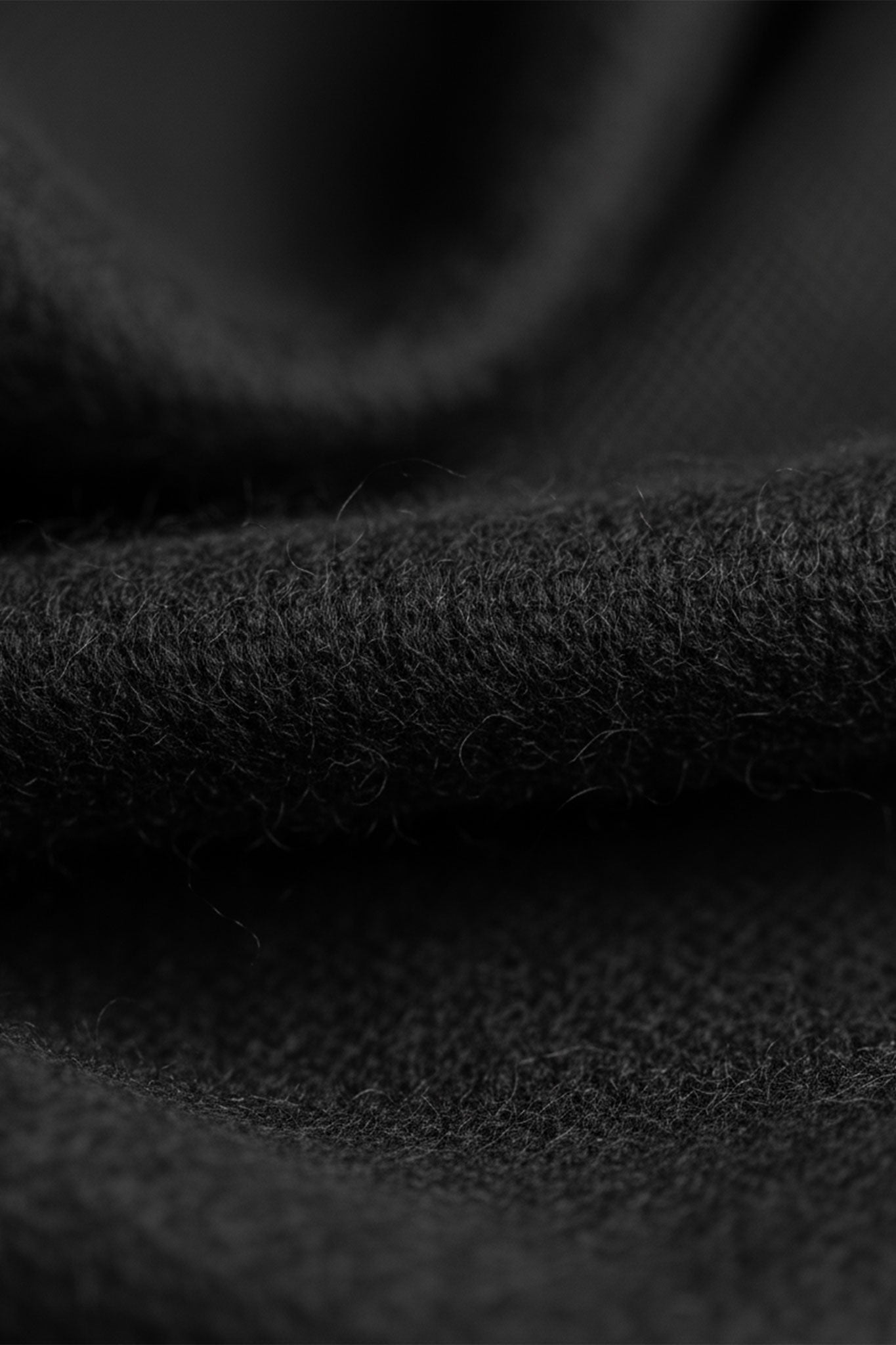 Detalle de la bufanda de cachemira negra Millenero, resaltando su suavidad y estilo refinado, perfecta para cualquier...