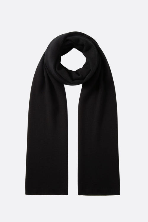 
Écharpe en cachemire noir Millenero, accessoire raffiné pour ajouter une touche d'élégance à vos tenues d'hiver.



