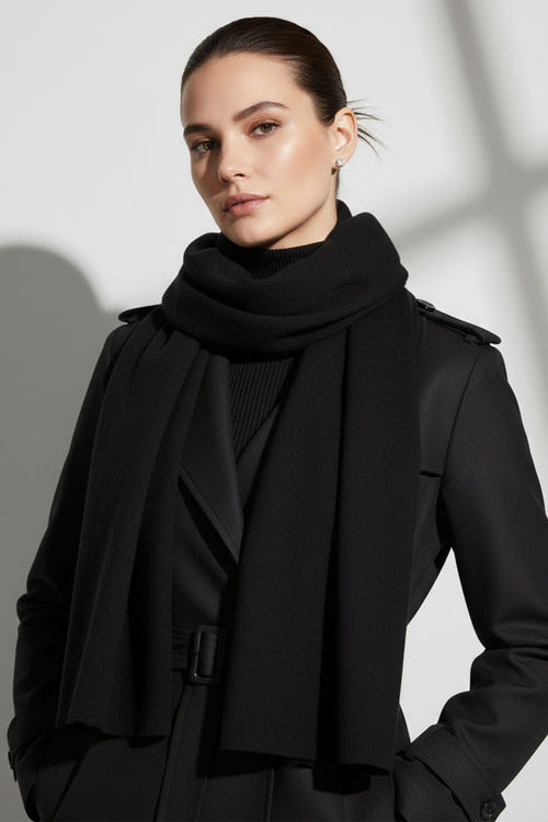 
Zoom sur l'écharpe en cachemire noir Millenero, soulignant sa texture douce et son élégance pour des soirées raffinées.



