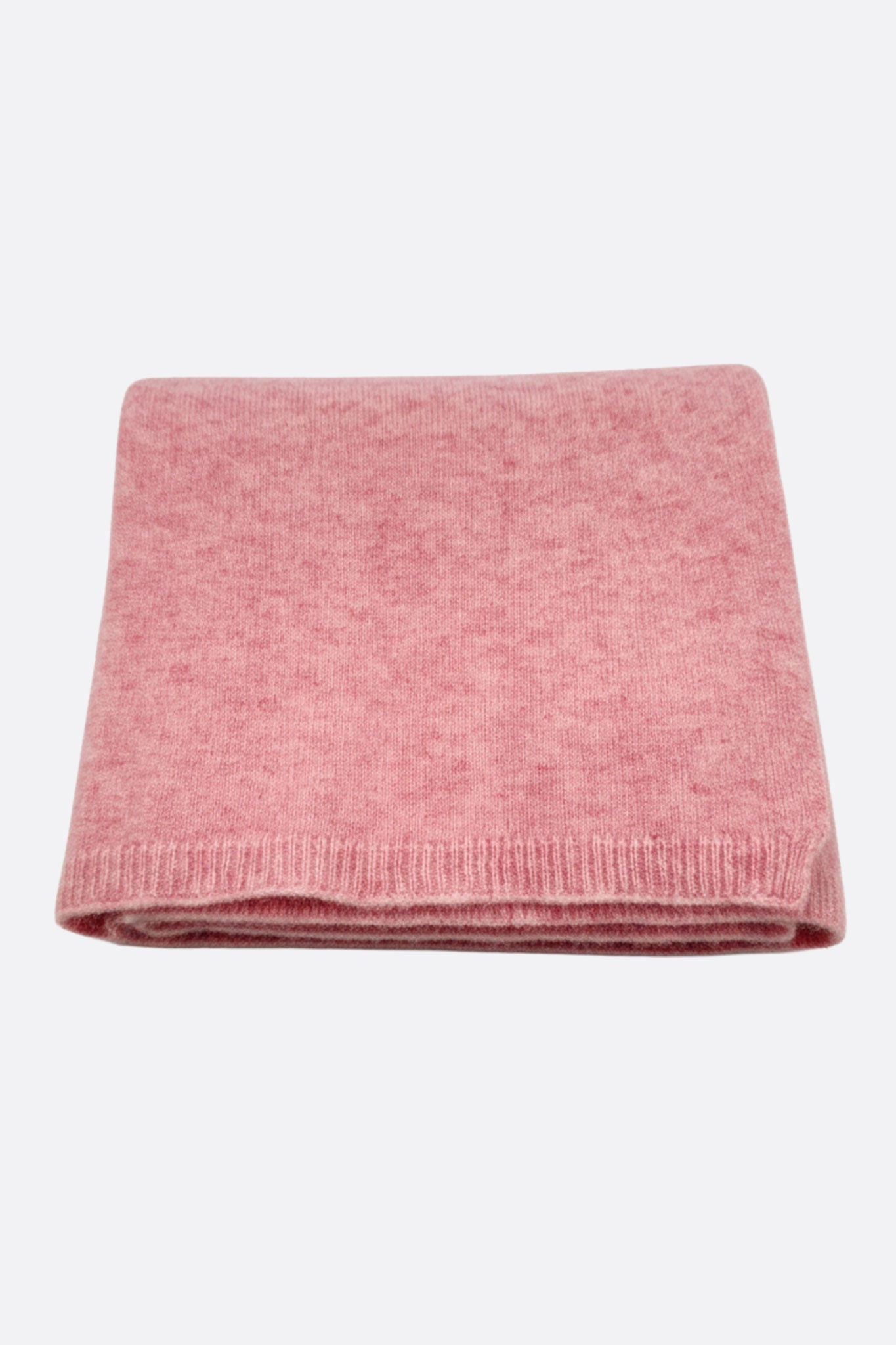 
Zoom sur la texture luxueuse de l'écharpe en cachemire rose marbre, accessoire chic pour apporter chaleur et élégance.



