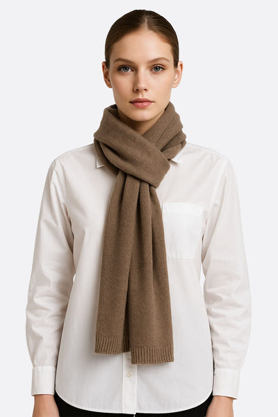 
Écharpe marron en cachemire, douce et raffinée, idéale pour ajouter une touche d'élégance à vos looks d'hiver sophistiqués.



