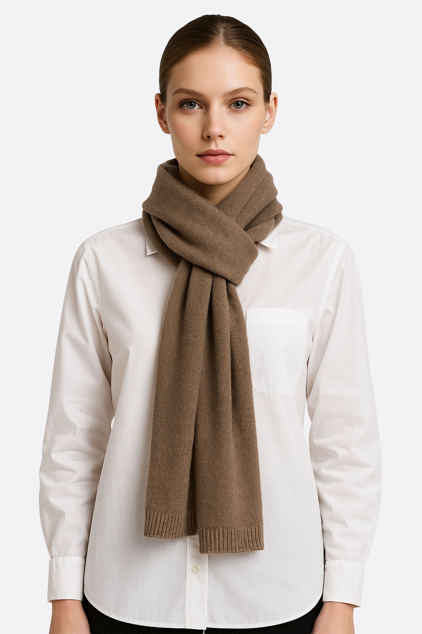 Sciarpa marrone in puro cachemire, morbida e sofisticata, perfetta per completare con eleganza i tuoi outfit invernali.