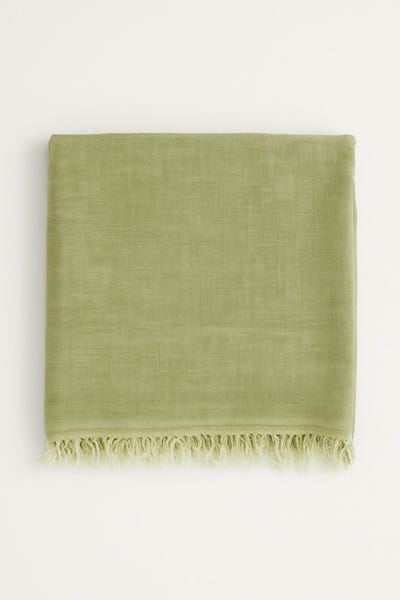 
Détail d'une écharpe élégante vert olive en modal, laine et cachemire, idéale pour sublimer une tenue de soirée.



