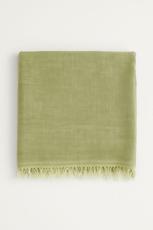 
Détail d'une écharpe élégante vert olive en modal, laine et cachemire, idéale pour sublimer une tenue de soirée.



