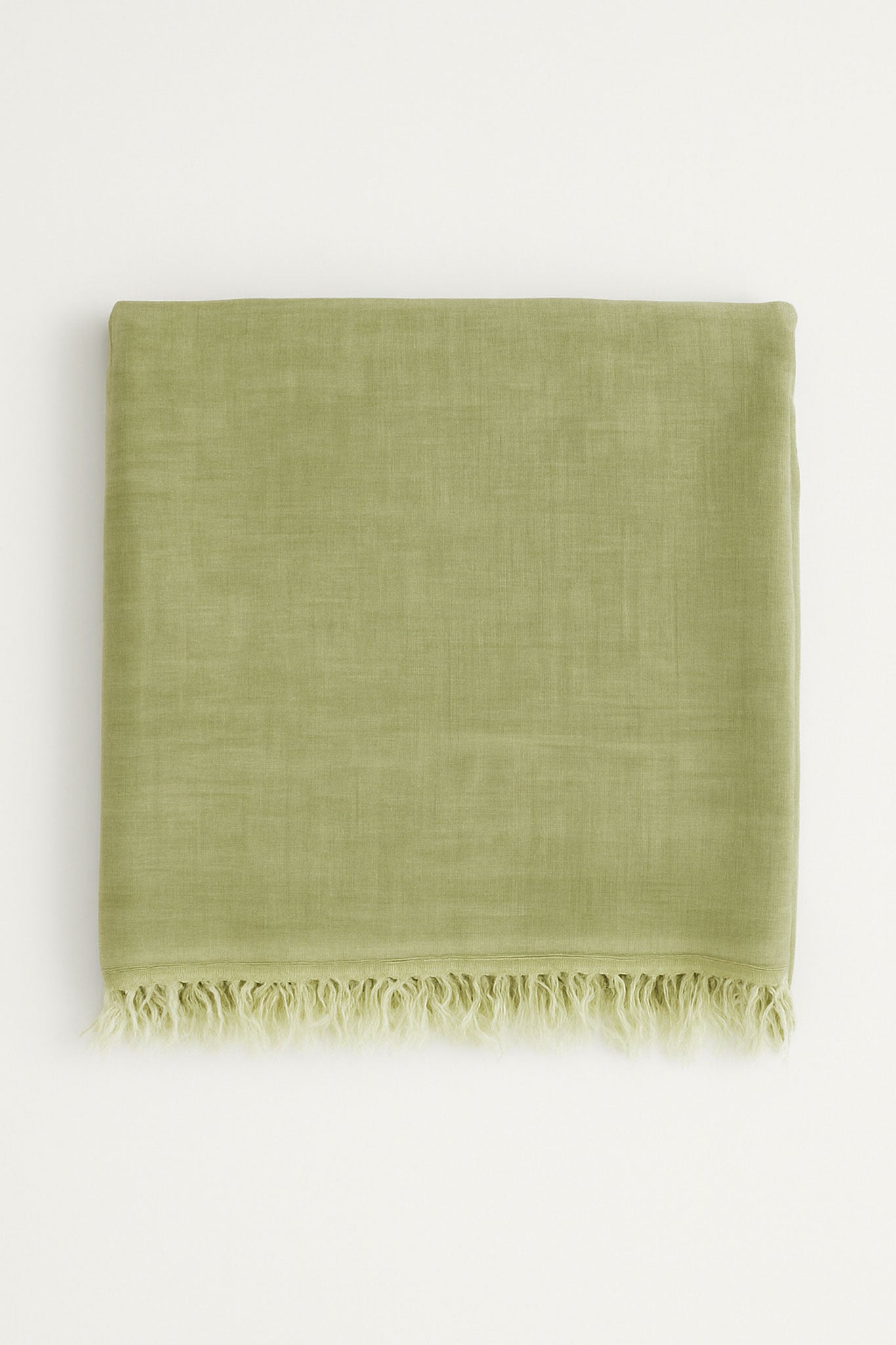 
Détail d'une écharpe élégante vert olive en modal, laine et cachemire, idéale pour sublimer une tenue de soirée.



