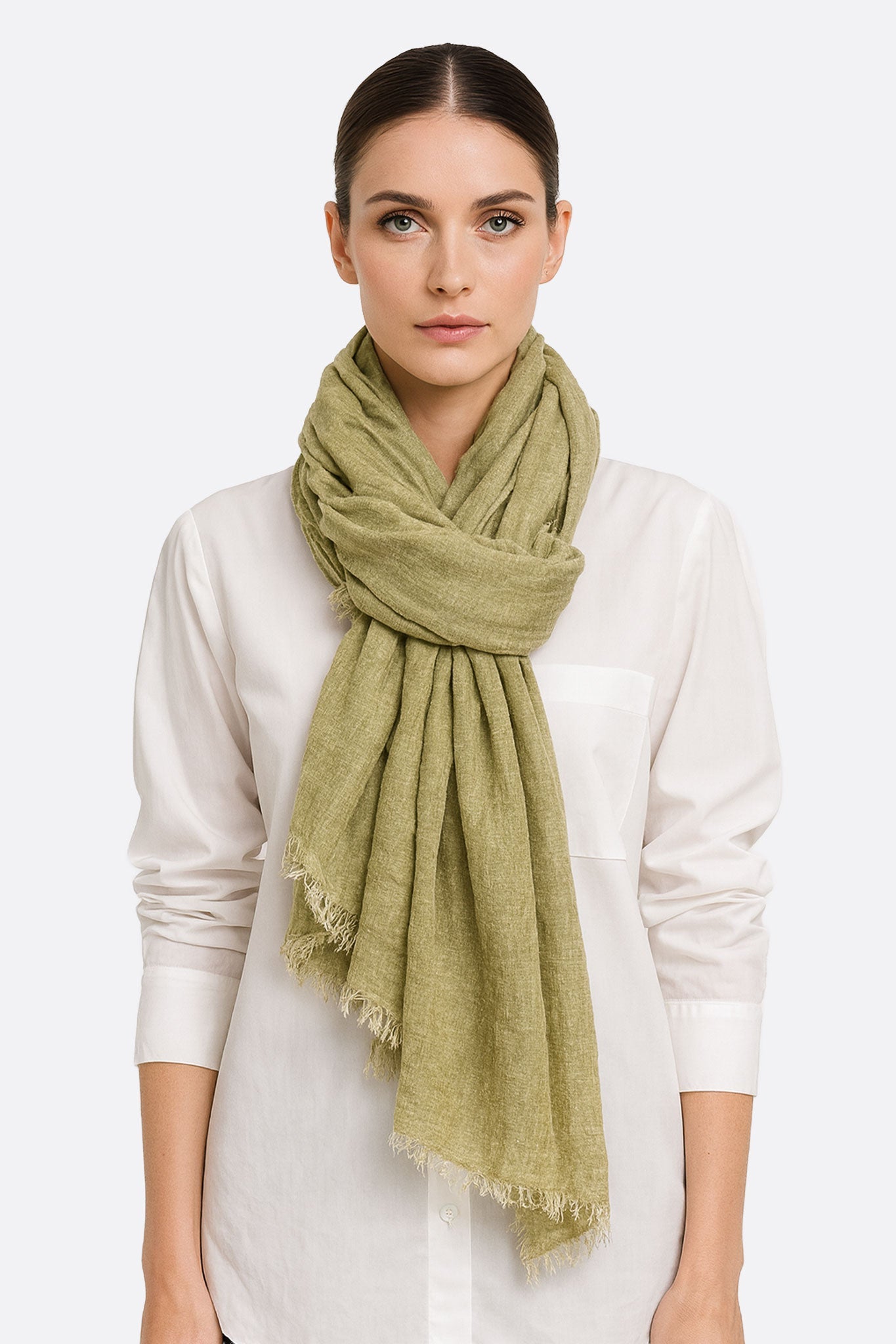 Sciarpa verde oliva in tessuto naturale, realizzata in un lussuoso mix di modal, lana e cachemire, ideale per un look...