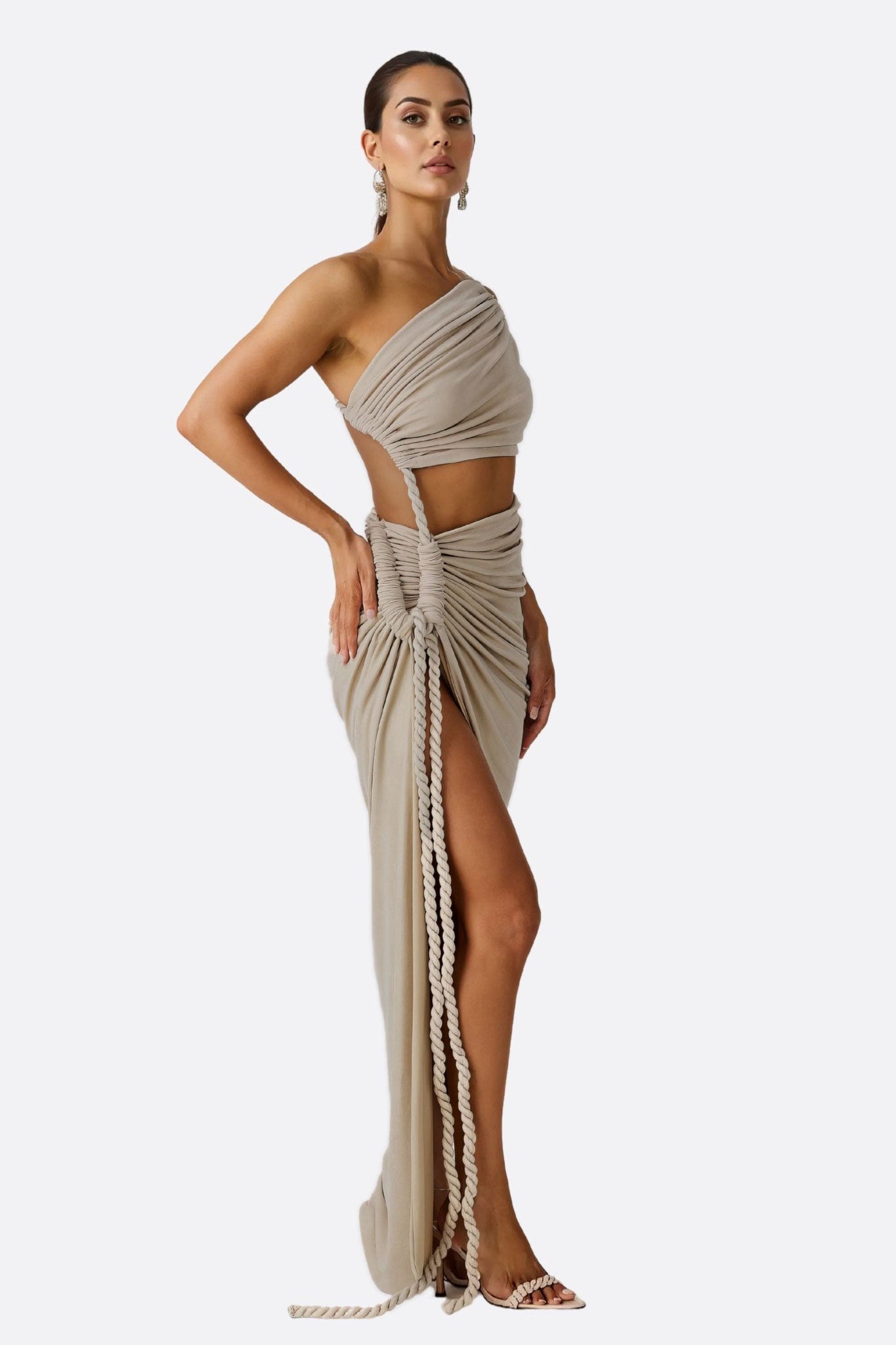 Detalle del drapeado asimétrico en gris del conjunto de playa, ideal para lucir elegante en tus días de verano.