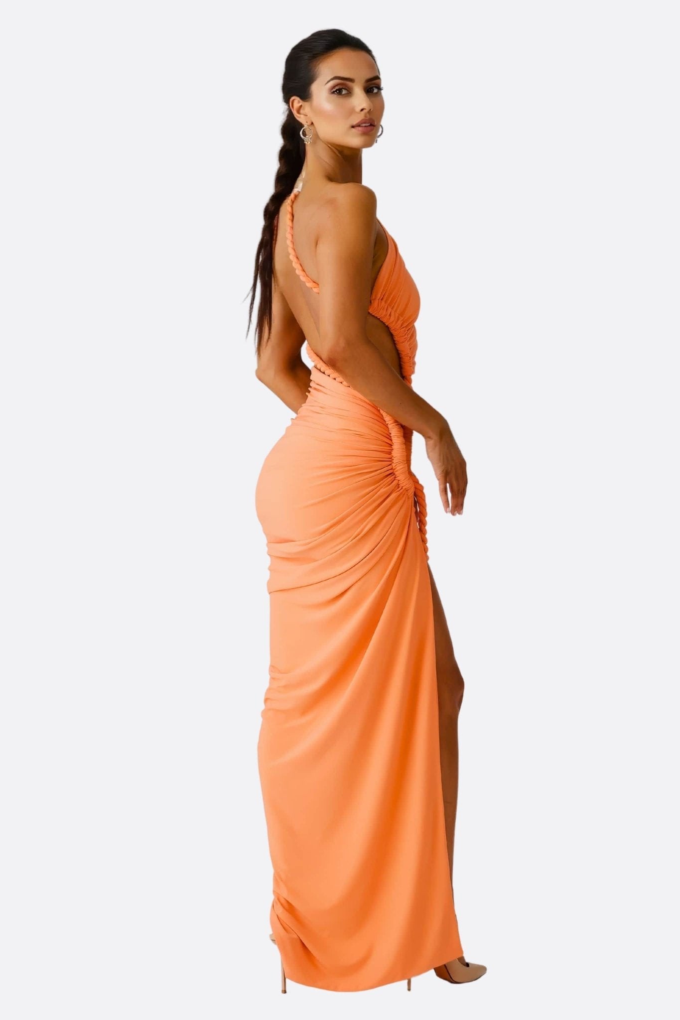 Détail captivant de l'ensemble chic drapé orange, idéal pour des occasions estivales élégantes et ensoleillées.