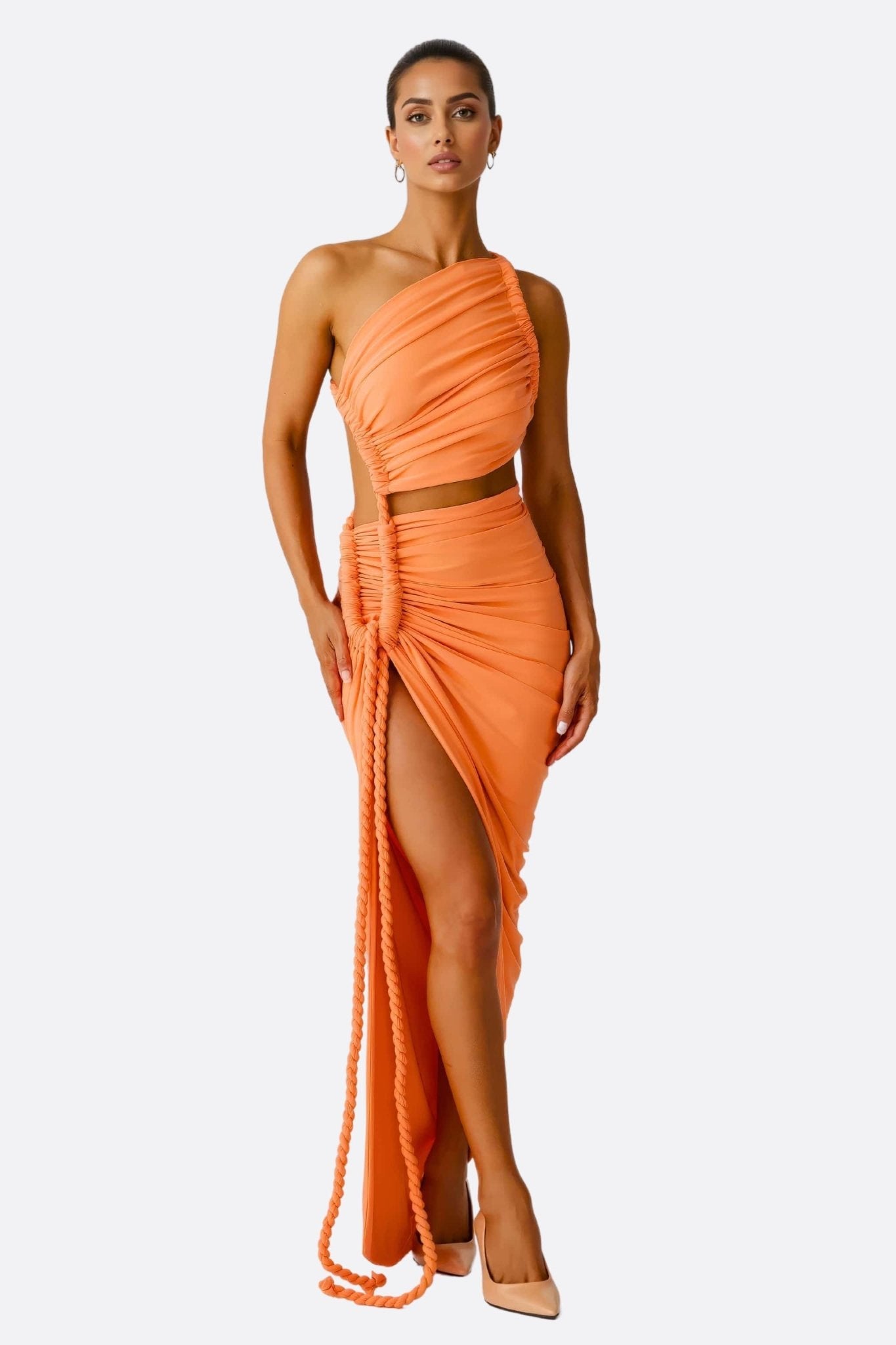 
Ensemble deux pièces drapé orange vif, élégant et chic, idéal pour soirées estivales ou événements raffinés.



