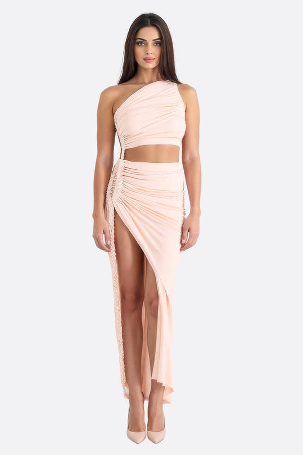 Ensemble beachwear drapé rose pastel, design asymétrique et fluide, parfait pour une soirée estivale chic.