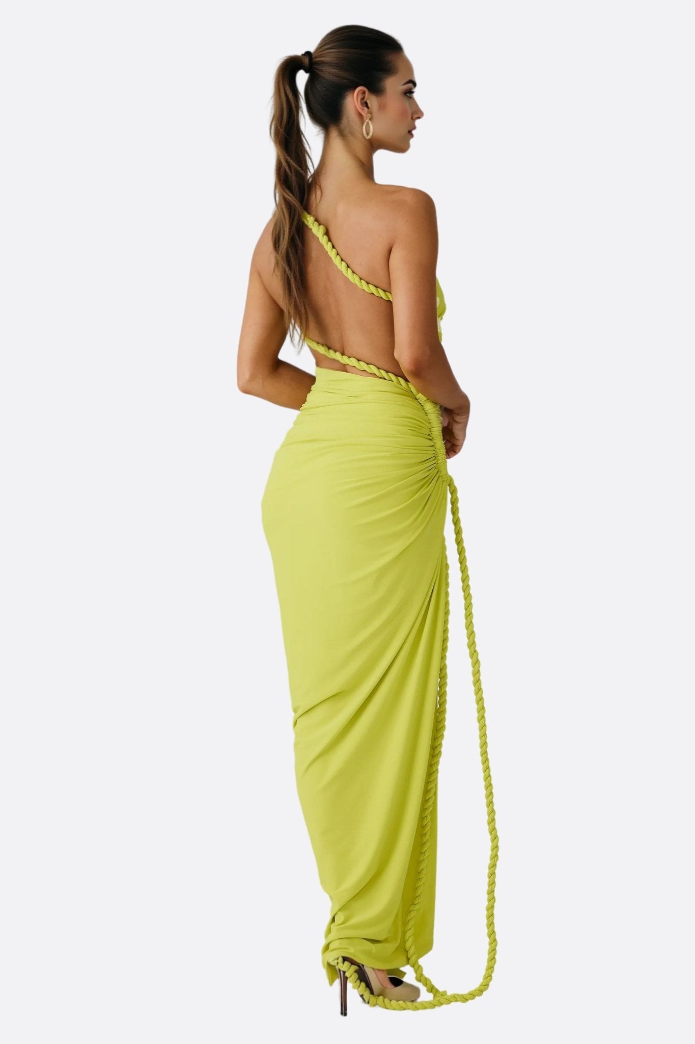
Drapé sophistiqué de l'ensemble asymétrique vert, soulignant une allure raffinée pour des occasions estivales...




