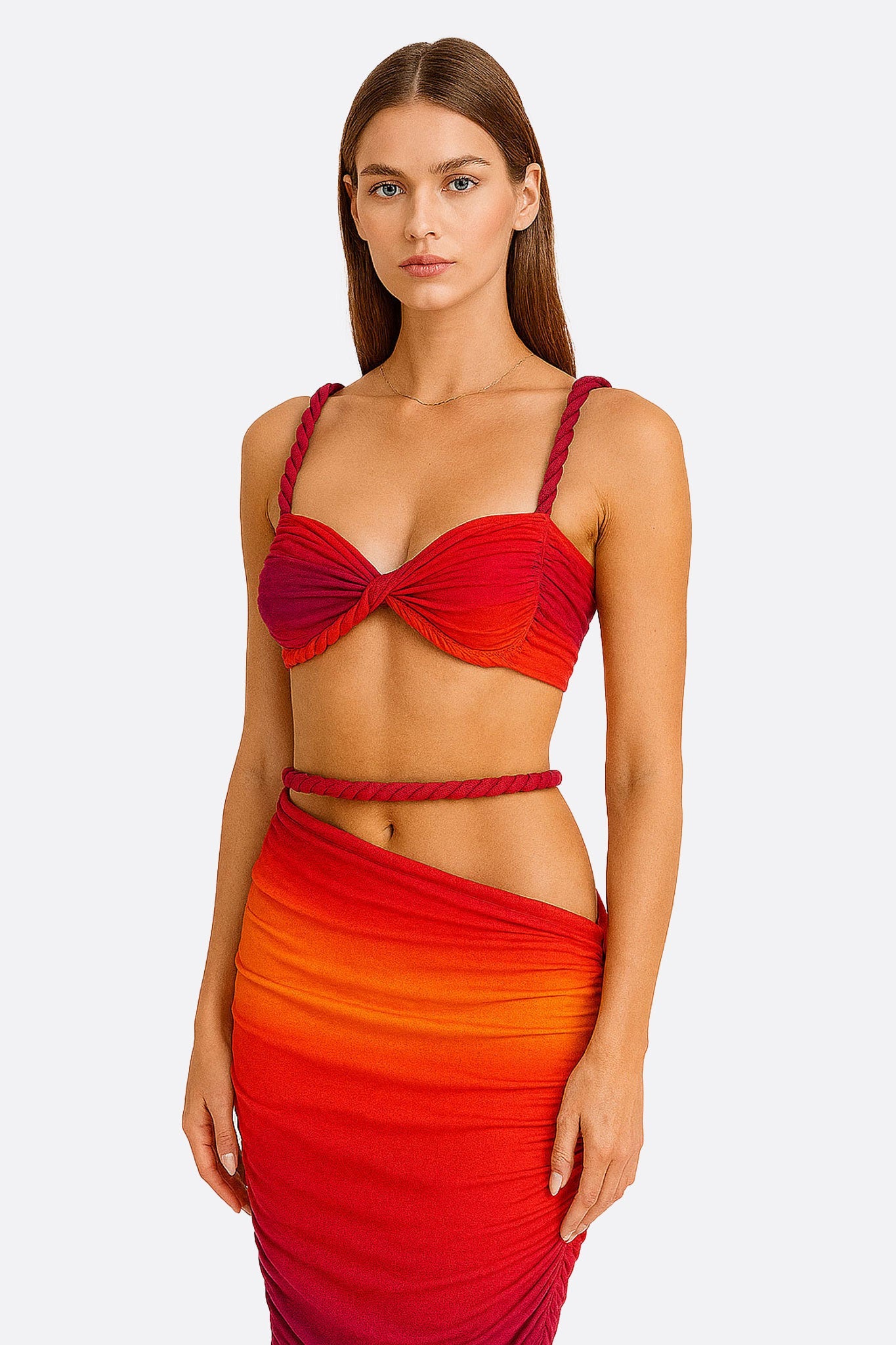 
Ensemble deux pièces en dégradé rouge orange, top bustier chic et jupe longue drapée pour une allure estivale raffinée.



