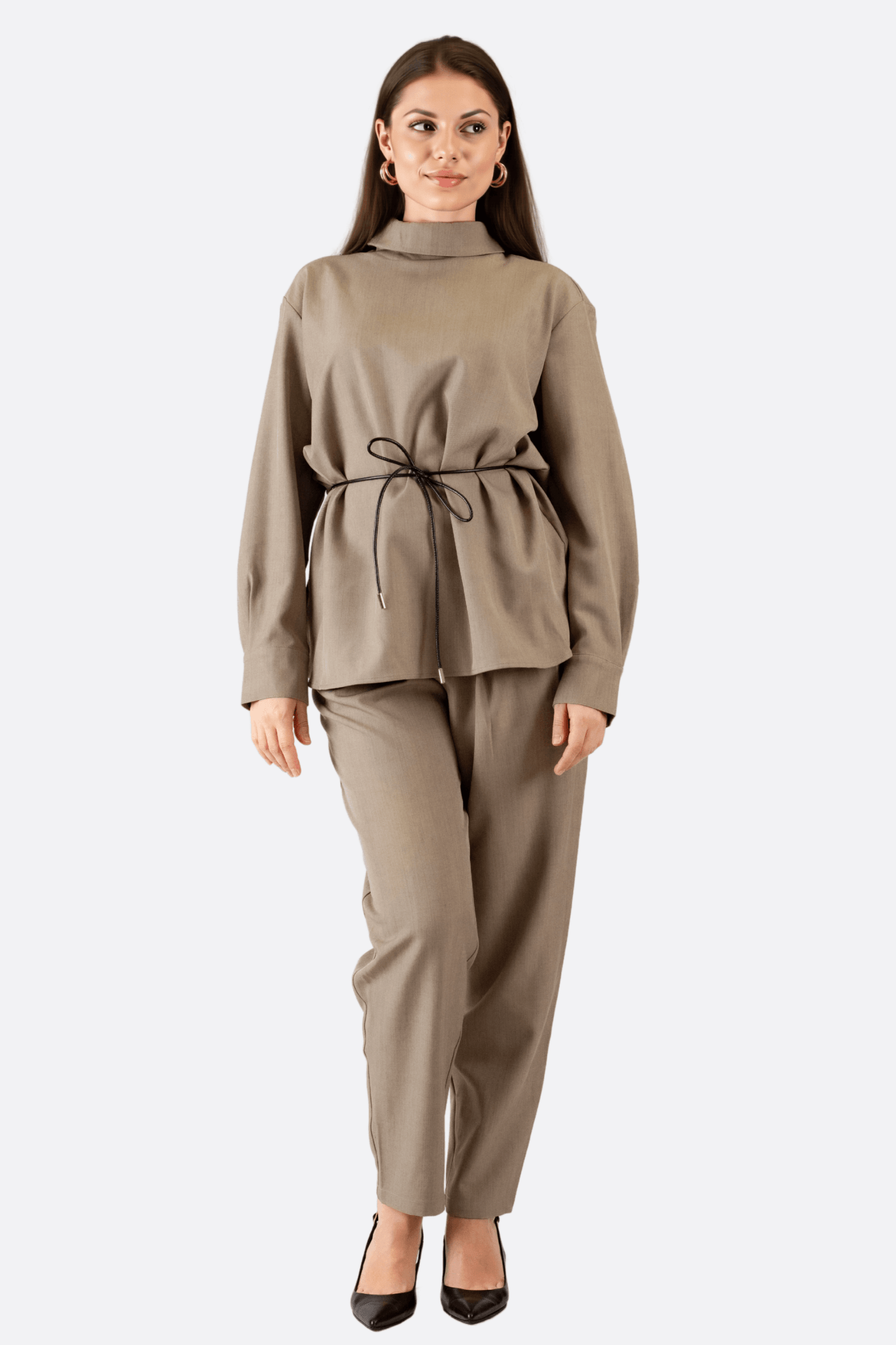 
Détail de l'ensemble gris oversize, chemise fluide et pantalon chic, idéal pour une soirée raffinée ou un bureau moderne.



