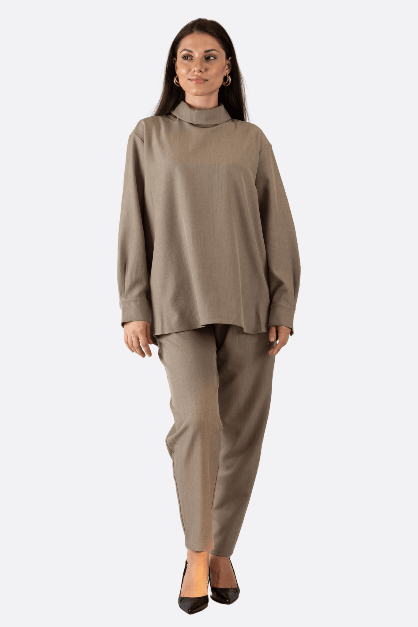 Ensemble chic gris deux pièces en tissu fluide, pantalon et chemise oversize, parfait pour un look élégant du quotidien.