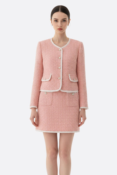 
Ensemble jupe courte et veste en tweed rose, une allure chic et intemporelle pour les sorties en ville ou au bureau.




