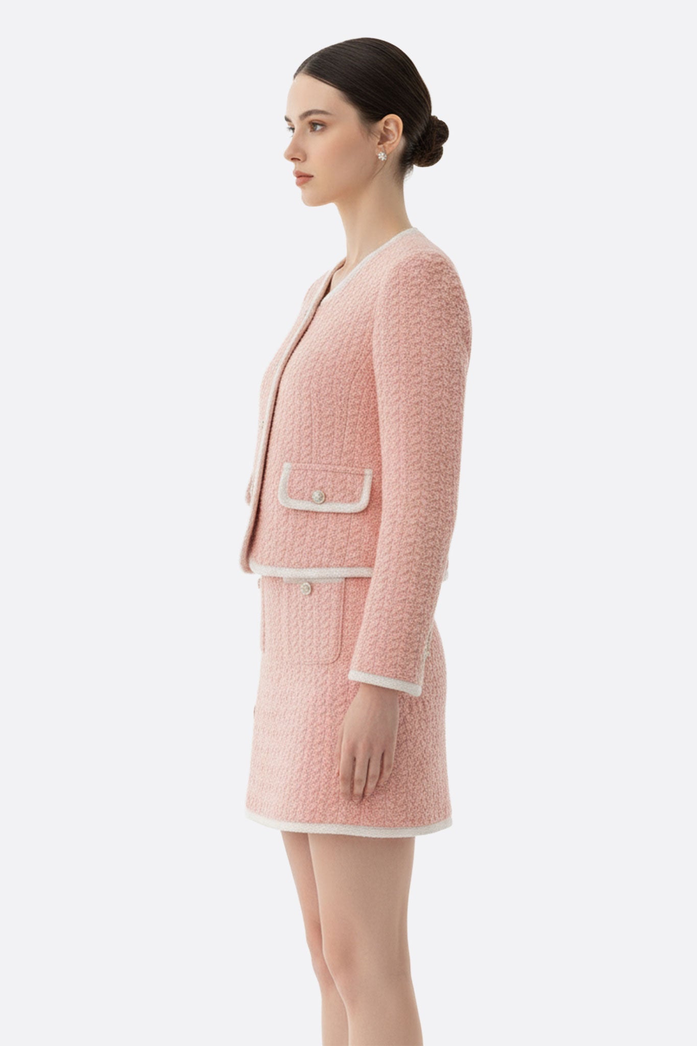 
Zoom sur la veste en tweed rose à poches, parfait pour un look élégant et raffiné lors de vos sorties en milieu urbain.



