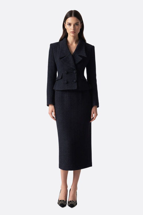 
Ensemble de costume femme noir en laine, deux pièces, alliant confort et chic pour des occasions formelles ou...



