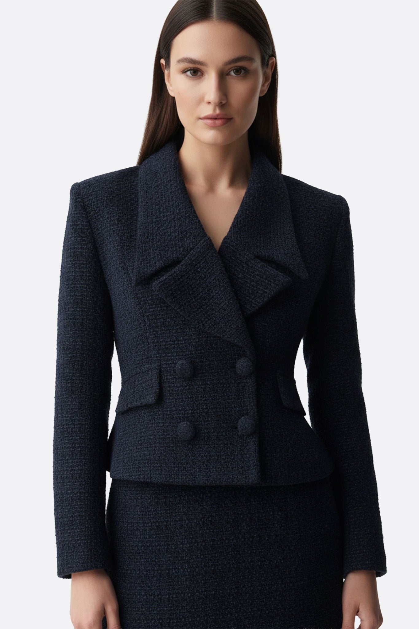 
Zoom sur le revers de l'ensemble de costume femme noir en laine, révélant une finition impeccable et un style chic pour...



