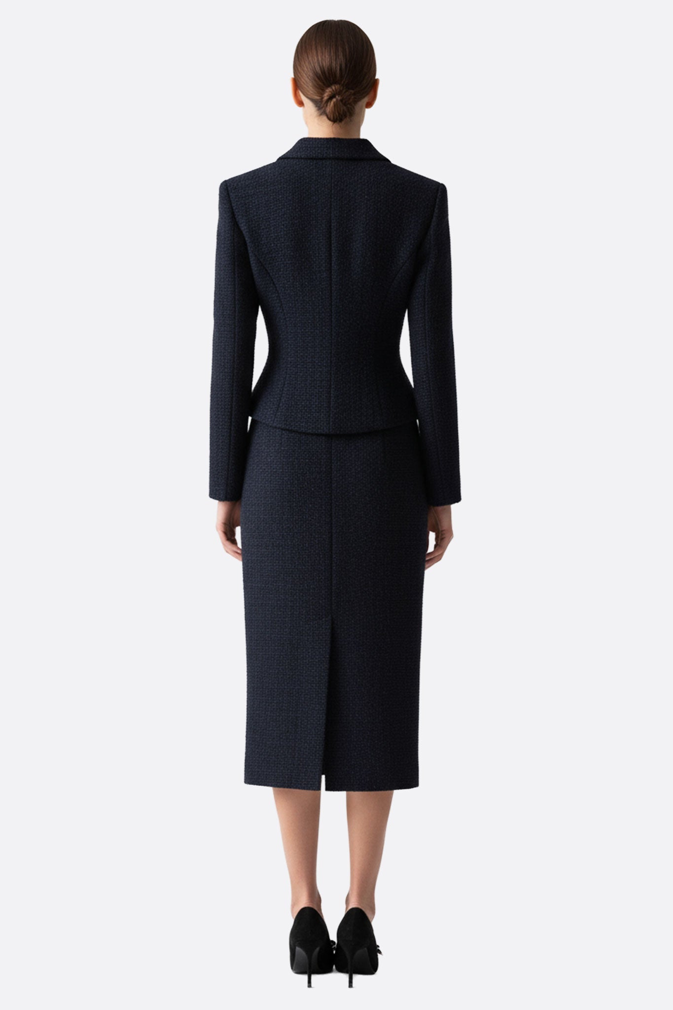 Detalle del conjunto de traje femenino de dos piezas en lana, resaltando su elegante diseño y estilo contemporáneo, ideal...