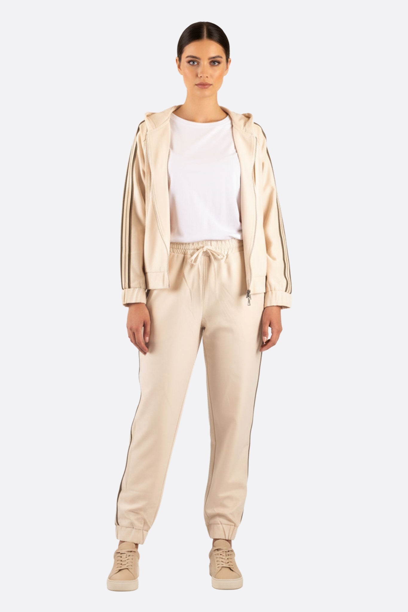 Completo jogging beige con bande a contrasto, un mix di eleganza e comfort per un look casual e raffinato.