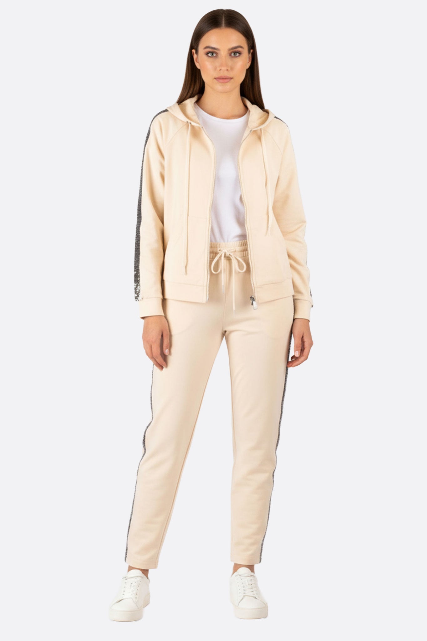 Completo di jogging beige con dettagli in paillettes argentate, ideale per un look chic e informale in ogni occasione.