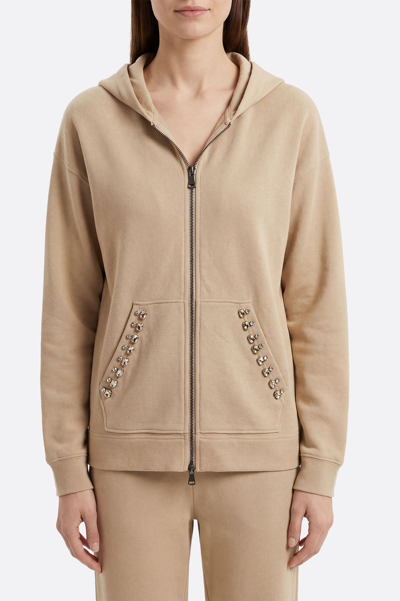 Vue alternative de l'ensemble de survêtement beige embellie de cristaux facettés, un choix parfait pour un style féminin...