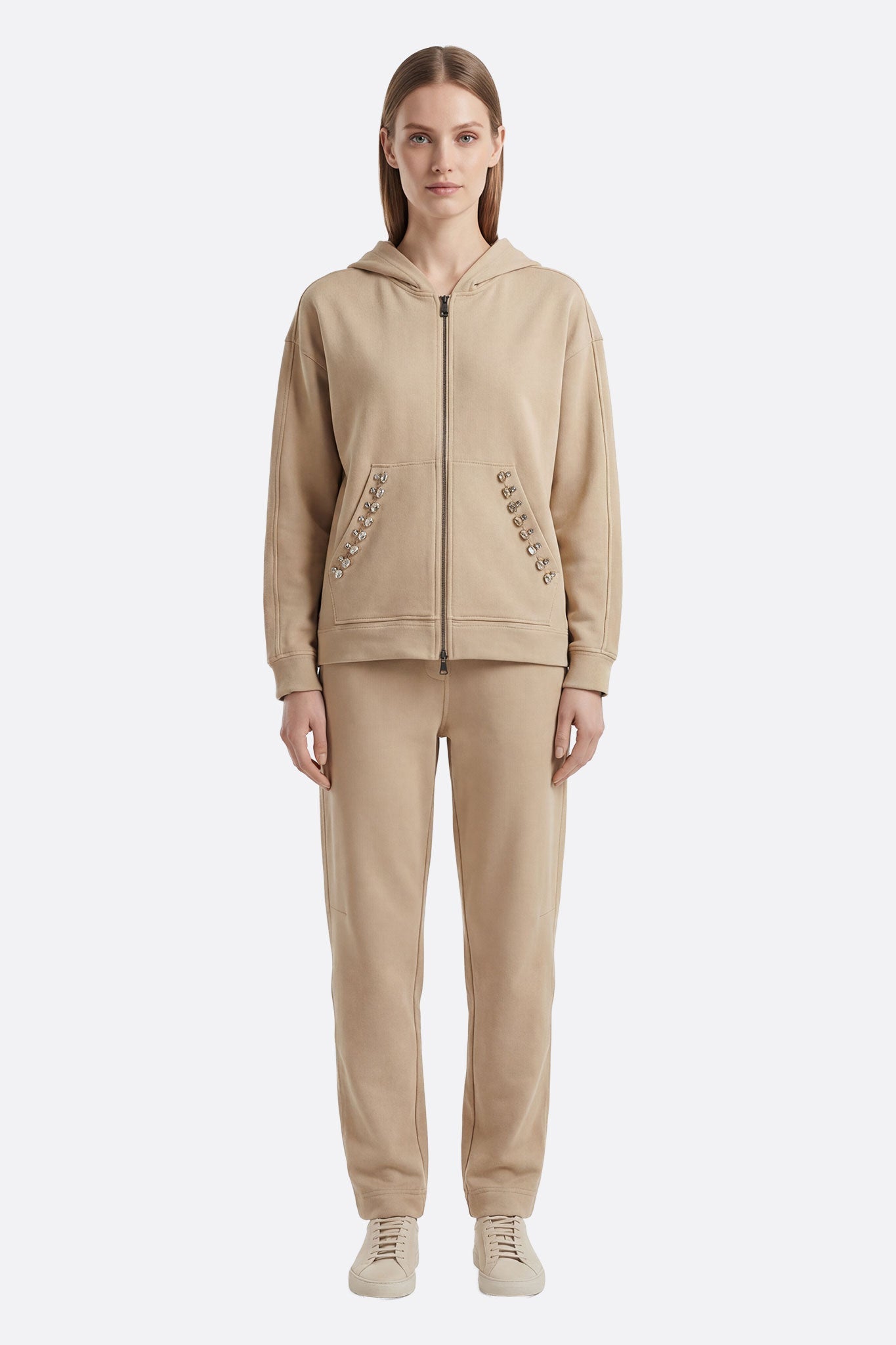 
Ensemble de survêtement beige orné de cristaux, parfait pour un look décontracté et élégant en toute occasion.



