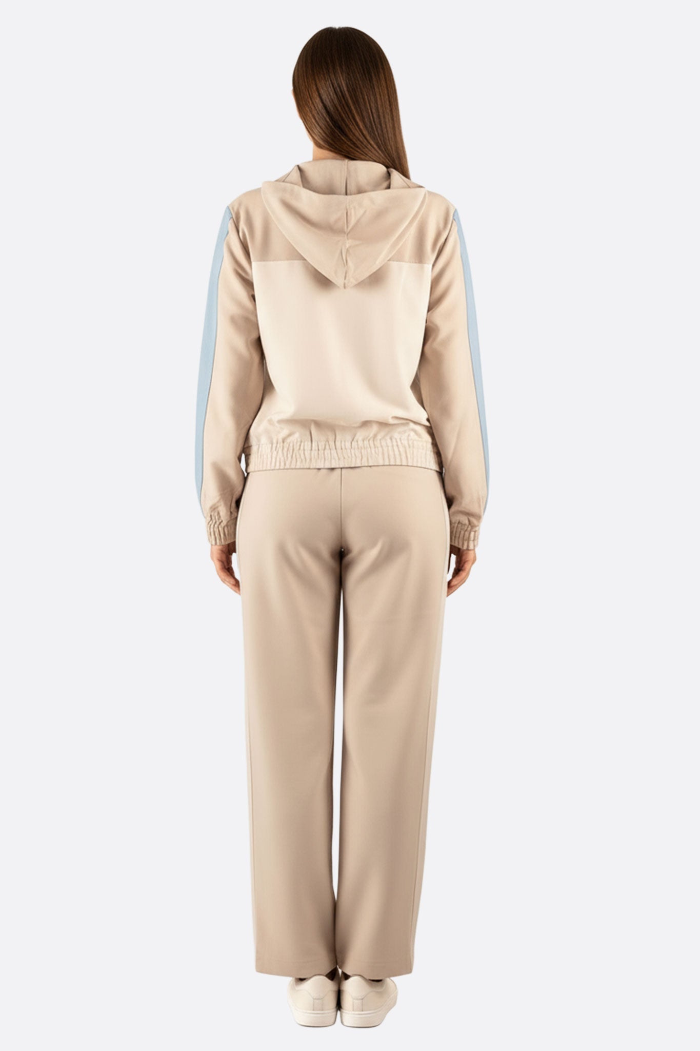 
Ensemble de jogging beige avec touches bleu ciel, vue 3/4, idéal pour un style casual chic et moderne.



