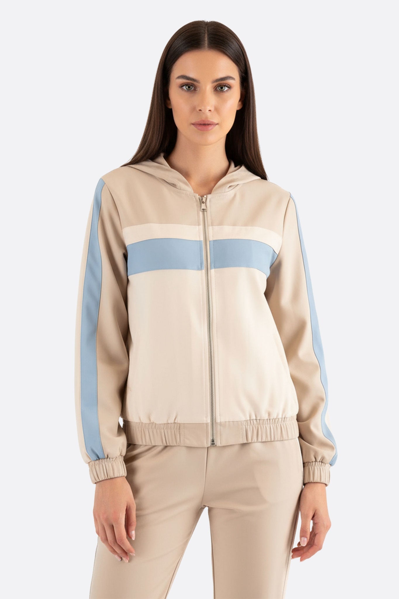 Dettaglio dell'insieme di joggers beige con particolari blu chiaro, ideale per un look casual elegante e raffinato.