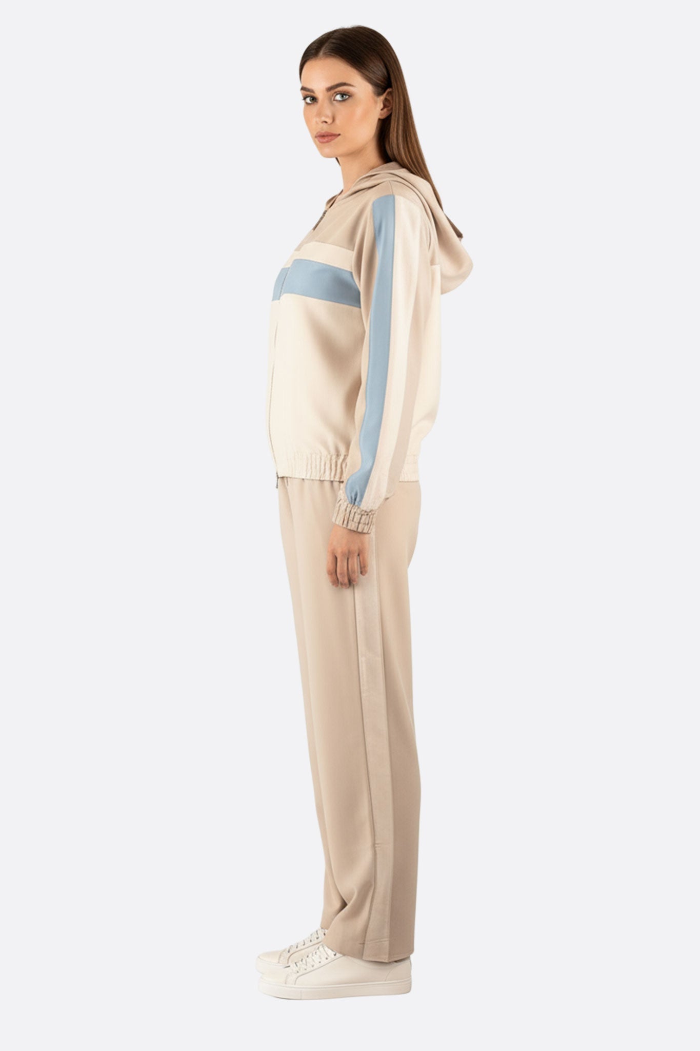 Détails bleu ciel en zoom sur l'ensemble de survêtement beige, idéal pour une tenue décontractée et raffinée.