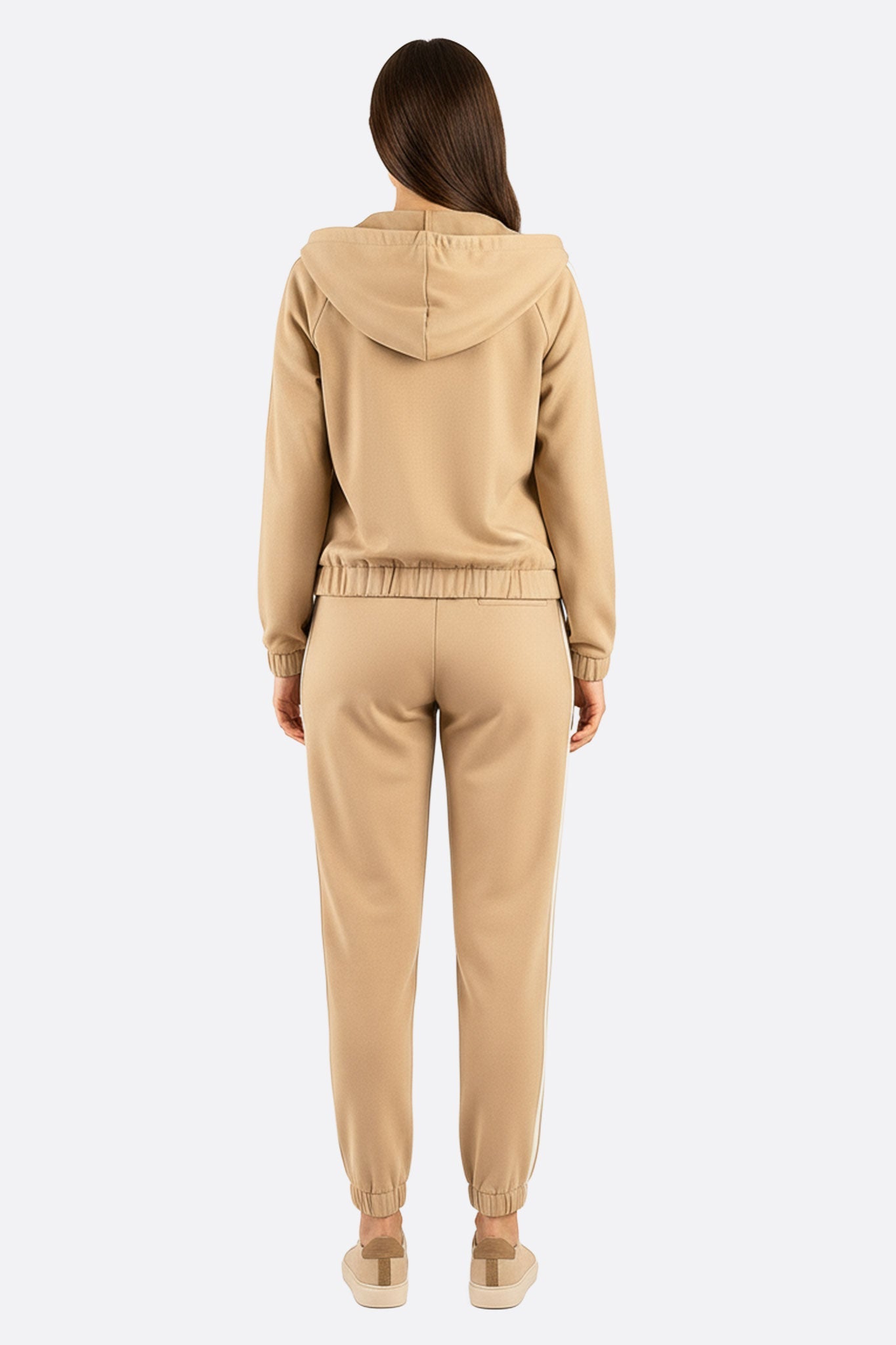 Completo sportivo marrone con bande laterali, un'ottima scelta per un look casual e ricercato in ogni occasione.