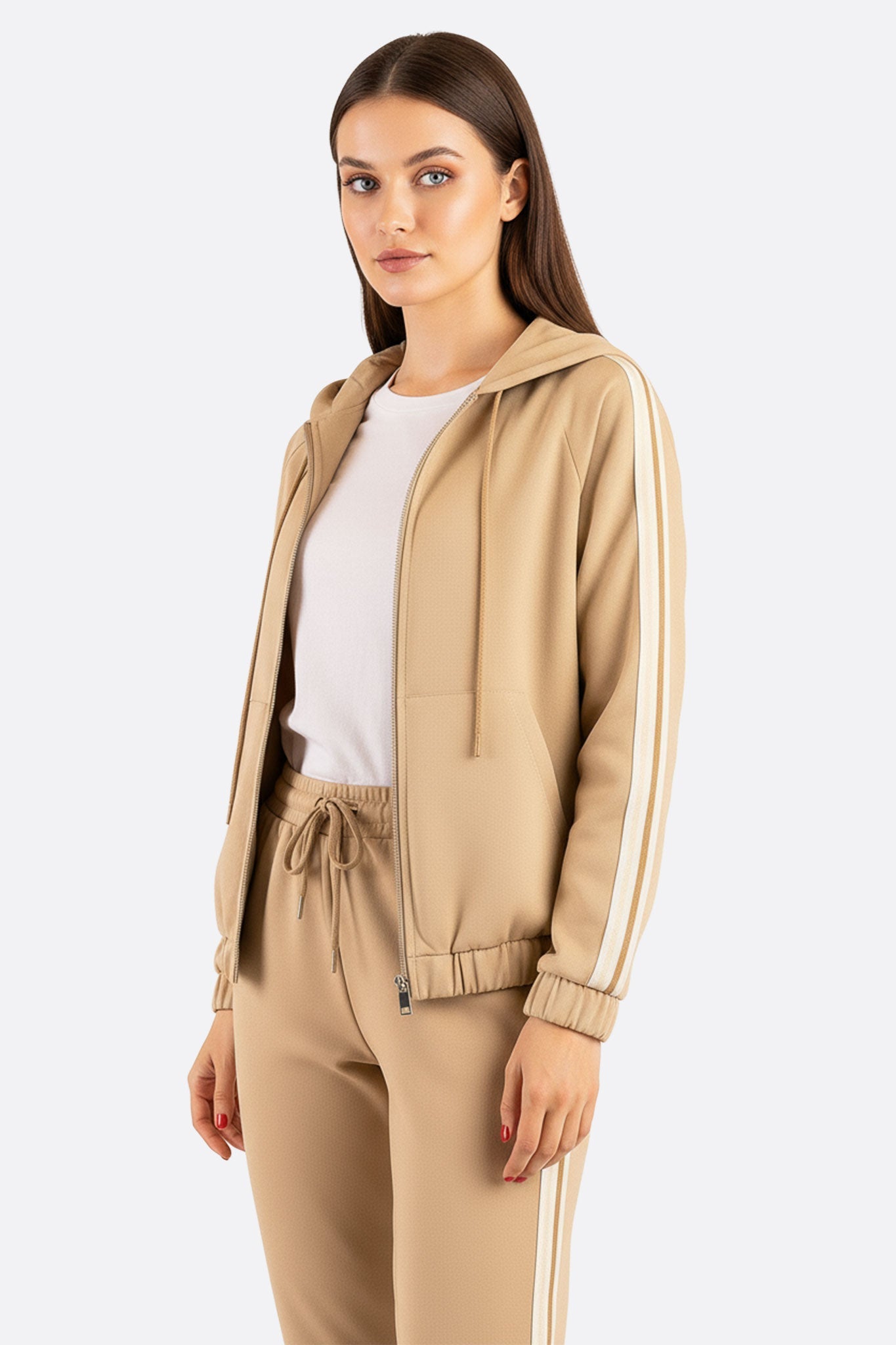 
Détail d'un ensemble de survêtement marron avec bandes latérales, combinant confort moderne et style décontracté pour femme.



