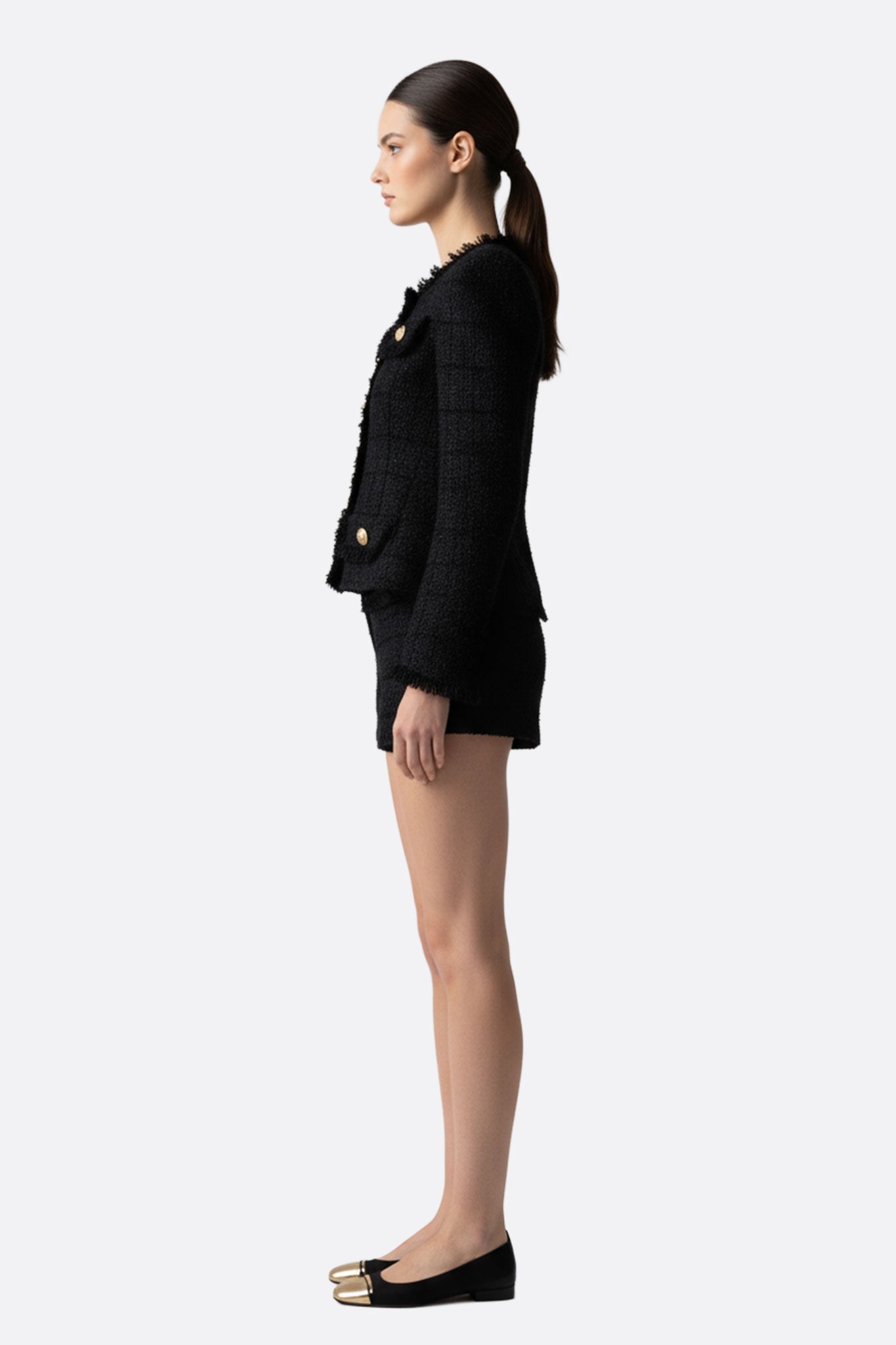 
Détail des poches en tweed noir de la veste tailleur féminine, accent chic pour un usage quotidien ou des soirées raffinées.



