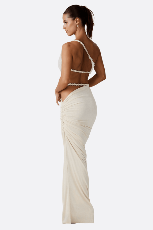 
Détails tressés sur l'ensemble beachwear gris à deux pièces, élégant pour des moments raffinés en bord de mer.



