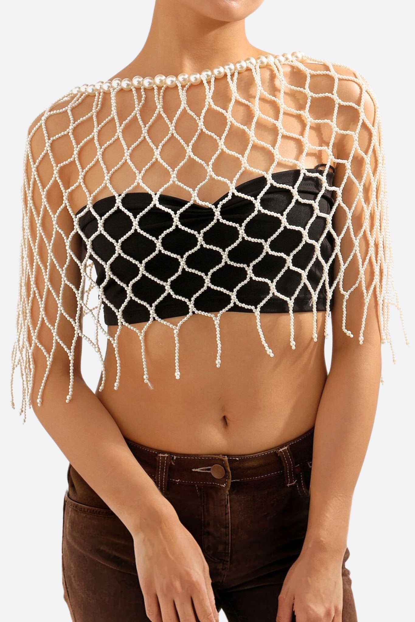 
Détail élégant de l'étole en perles blanches, un accessoire sophistiqué pour vos soirées raffinées.



