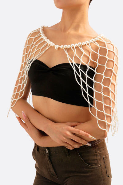 
Zoom sur l'étole en perles blanches, un accessoire chic pour rehausser vos looks de soirée avec élégance.



