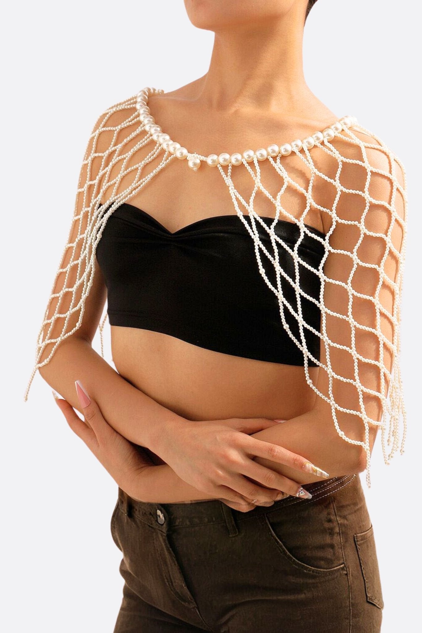 
Zoom sur l'étole en perles blanches, un accessoire chic pour rehausser vos looks de soirée avec élégance.



