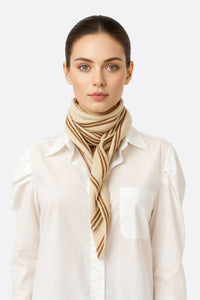 Foulard beige rehaussé de rayures marron